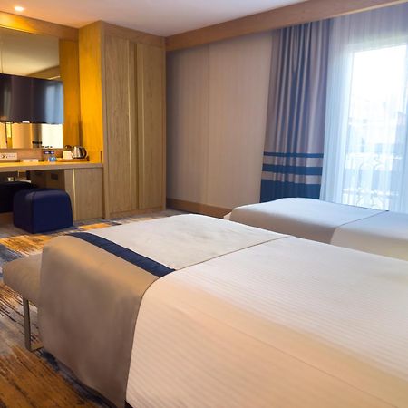Days Inn By Wyndham Istanbul Bomonti Екстериор снимка