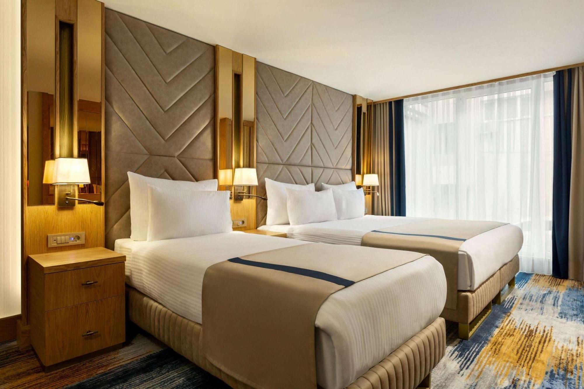 Days Inn By Wyndham Istanbul Bomonti Екстериор снимка