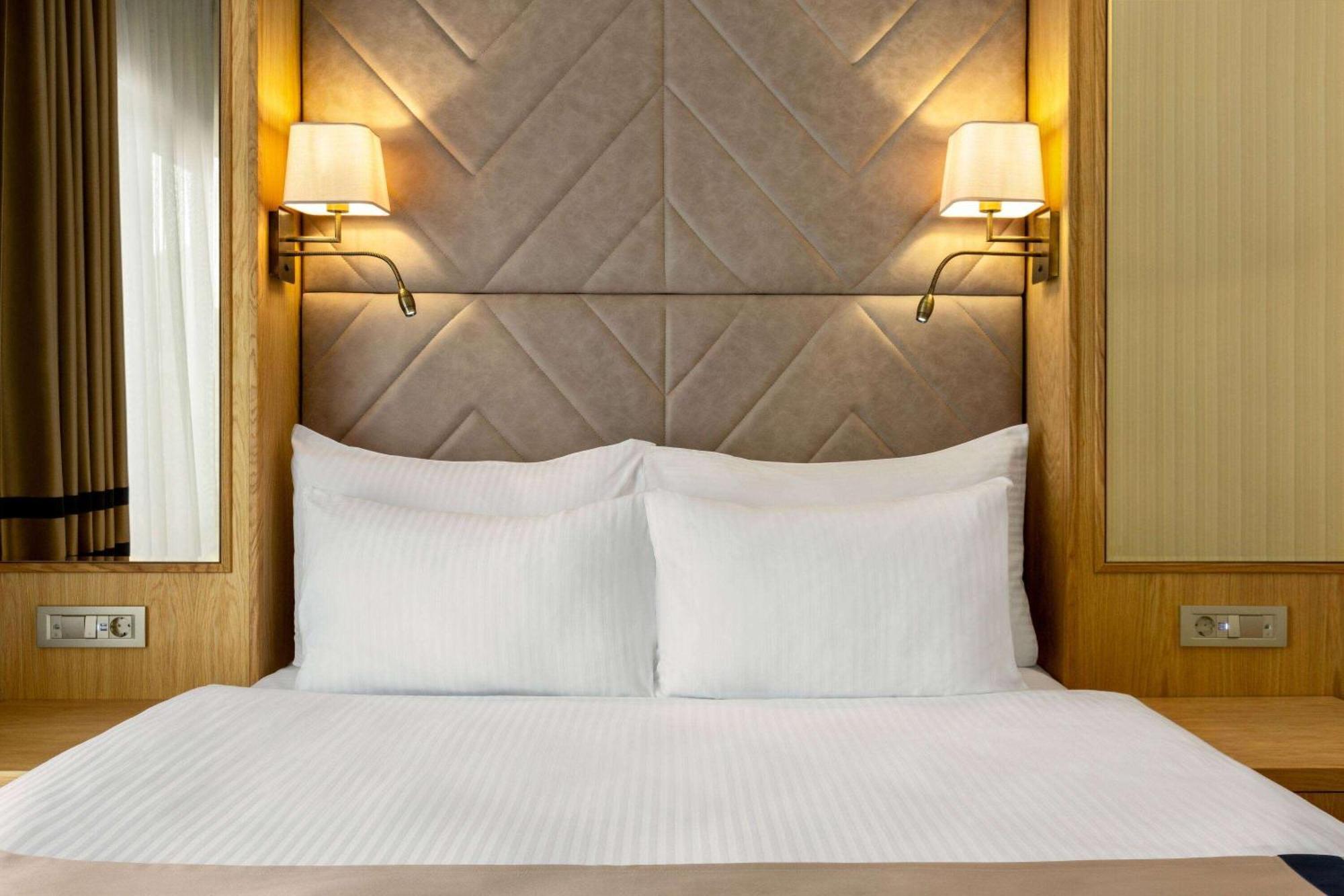 Days Inn By Wyndham Istanbul Bomonti Екстериор снимка