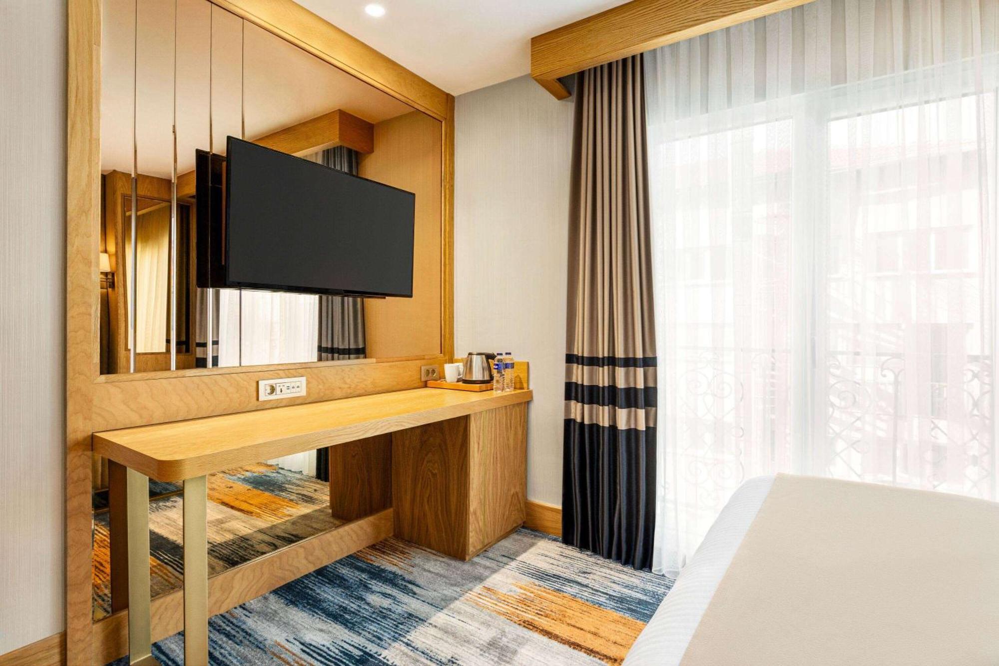 Days Inn By Wyndham Istanbul Bomonti Екстериор снимка