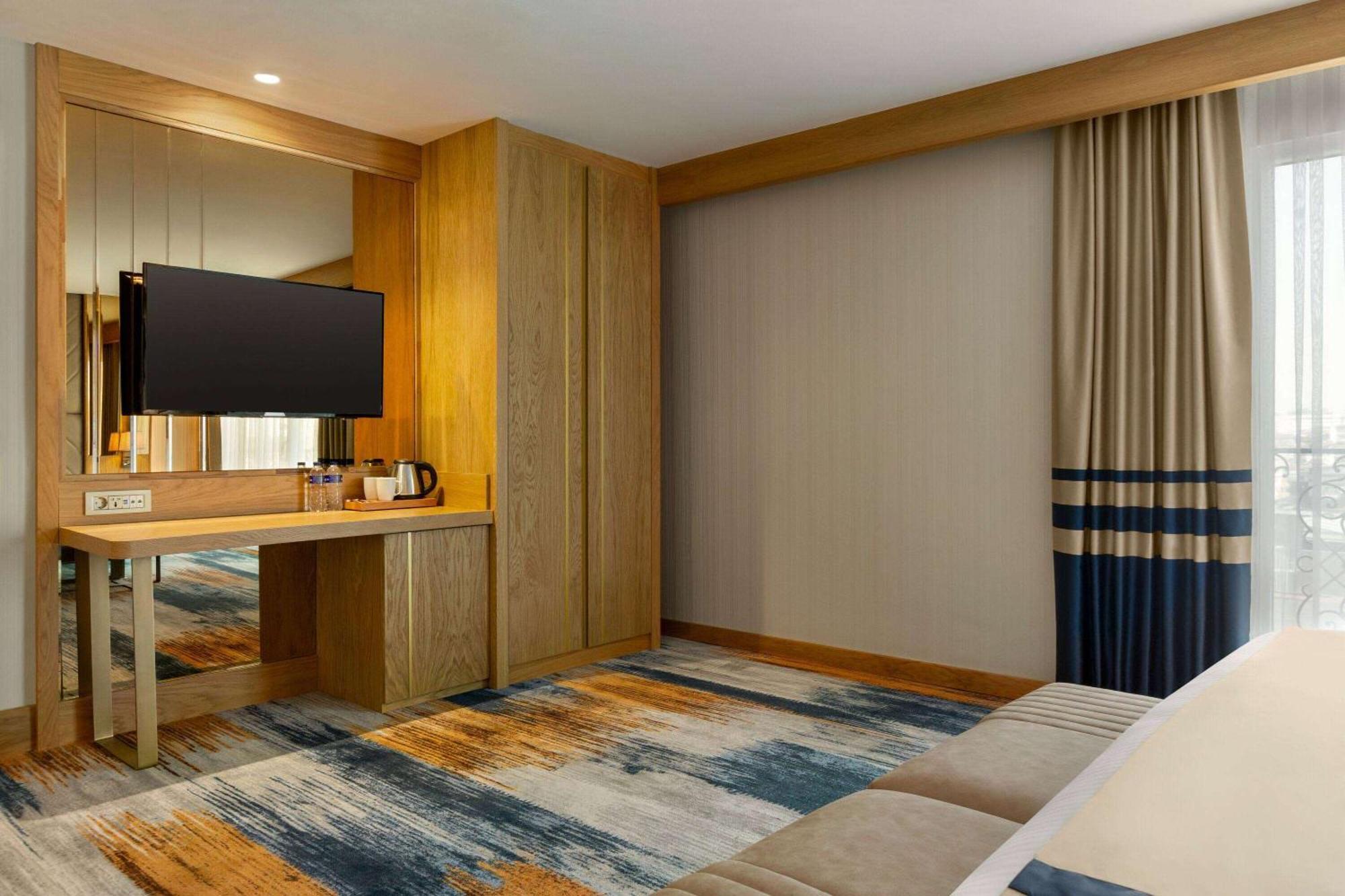 Days Inn By Wyndham Istanbul Bomonti Екстериор снимка