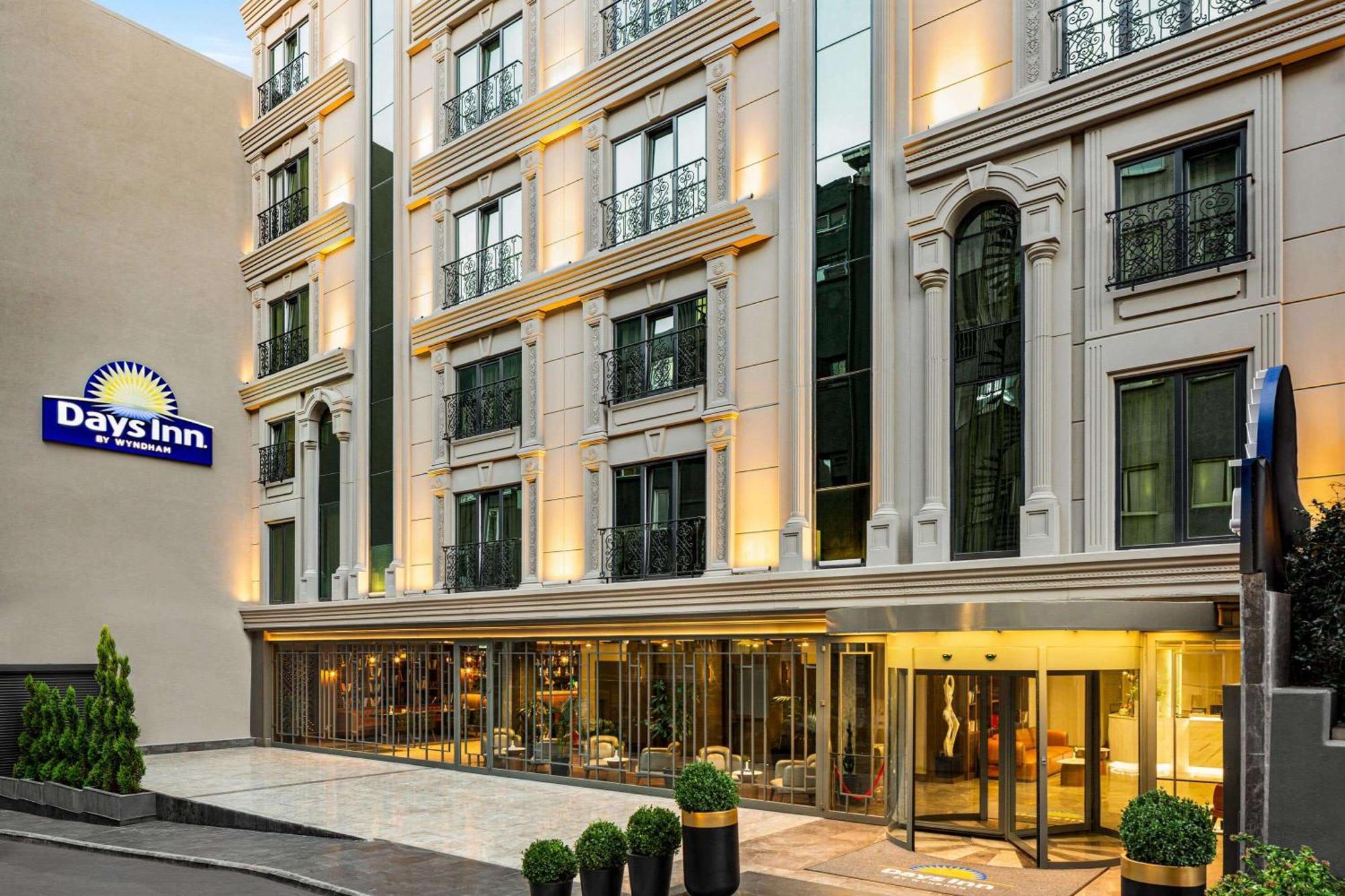 Days Inn By Wyndham Istanbul Bomonti Екстериор снимка