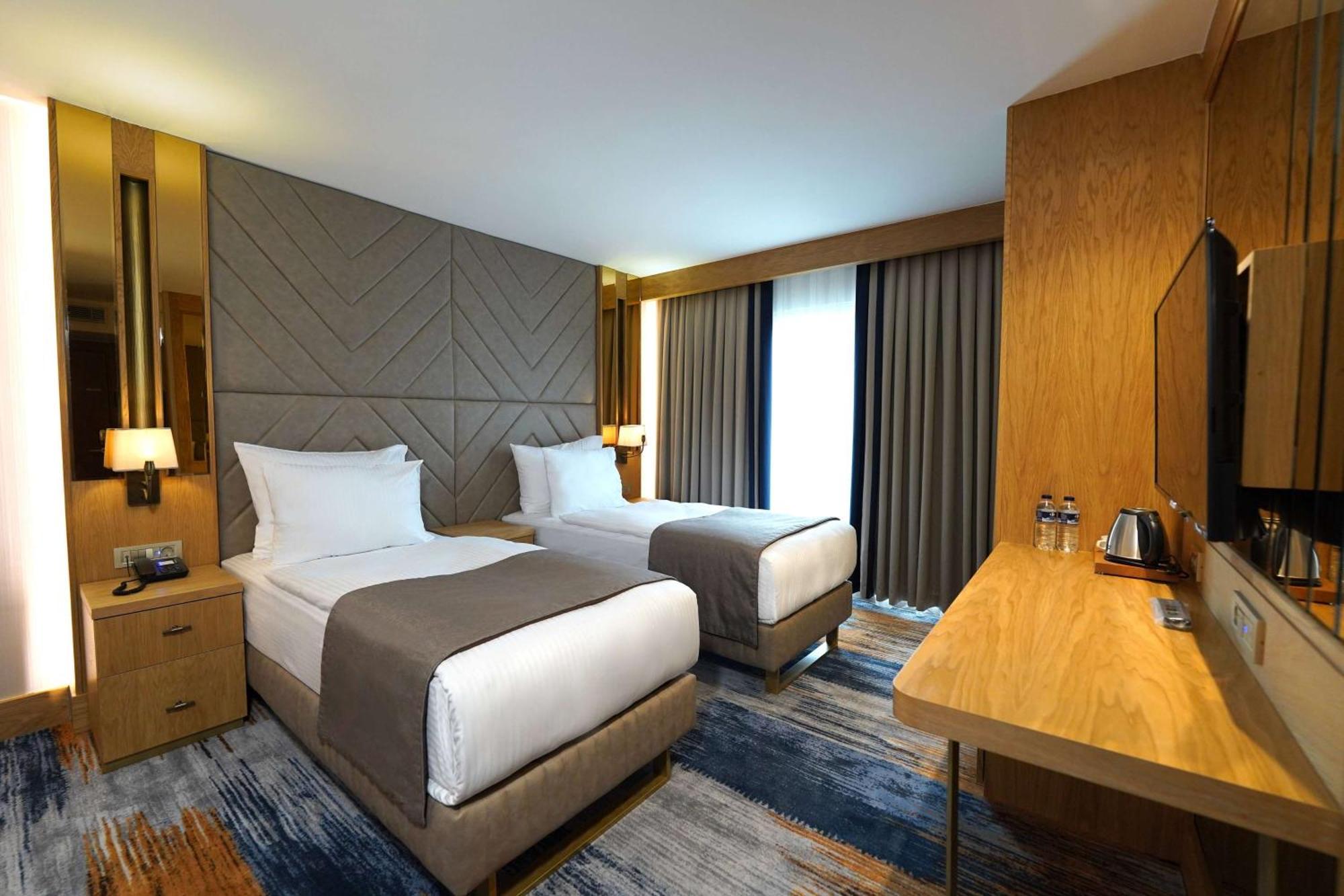 Days Inn By Wyndham Istanbul Bomonti Екстериор снимка