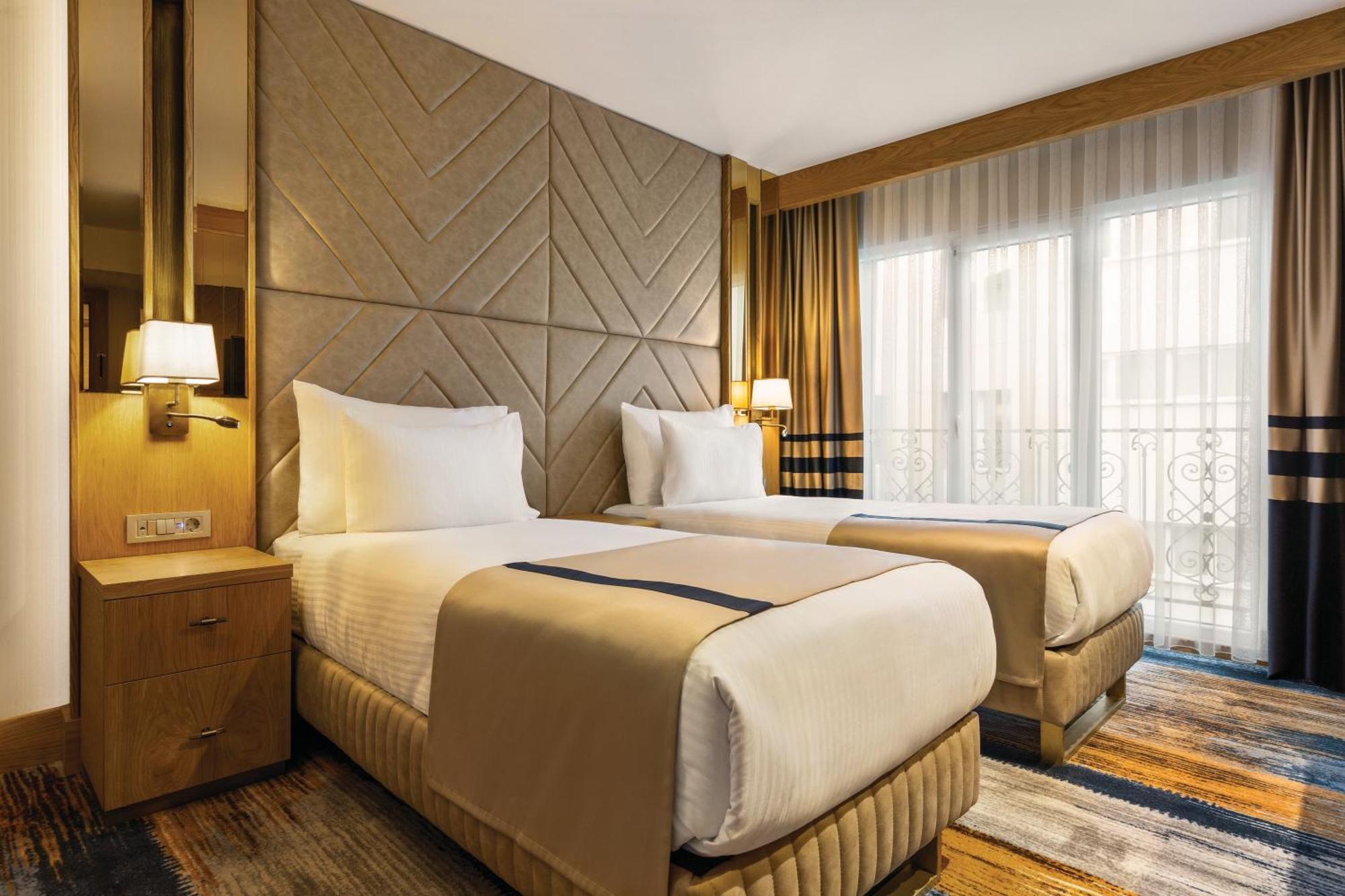 Days Inn By Wyndham Istanbul Bomonti Екстериор снимка