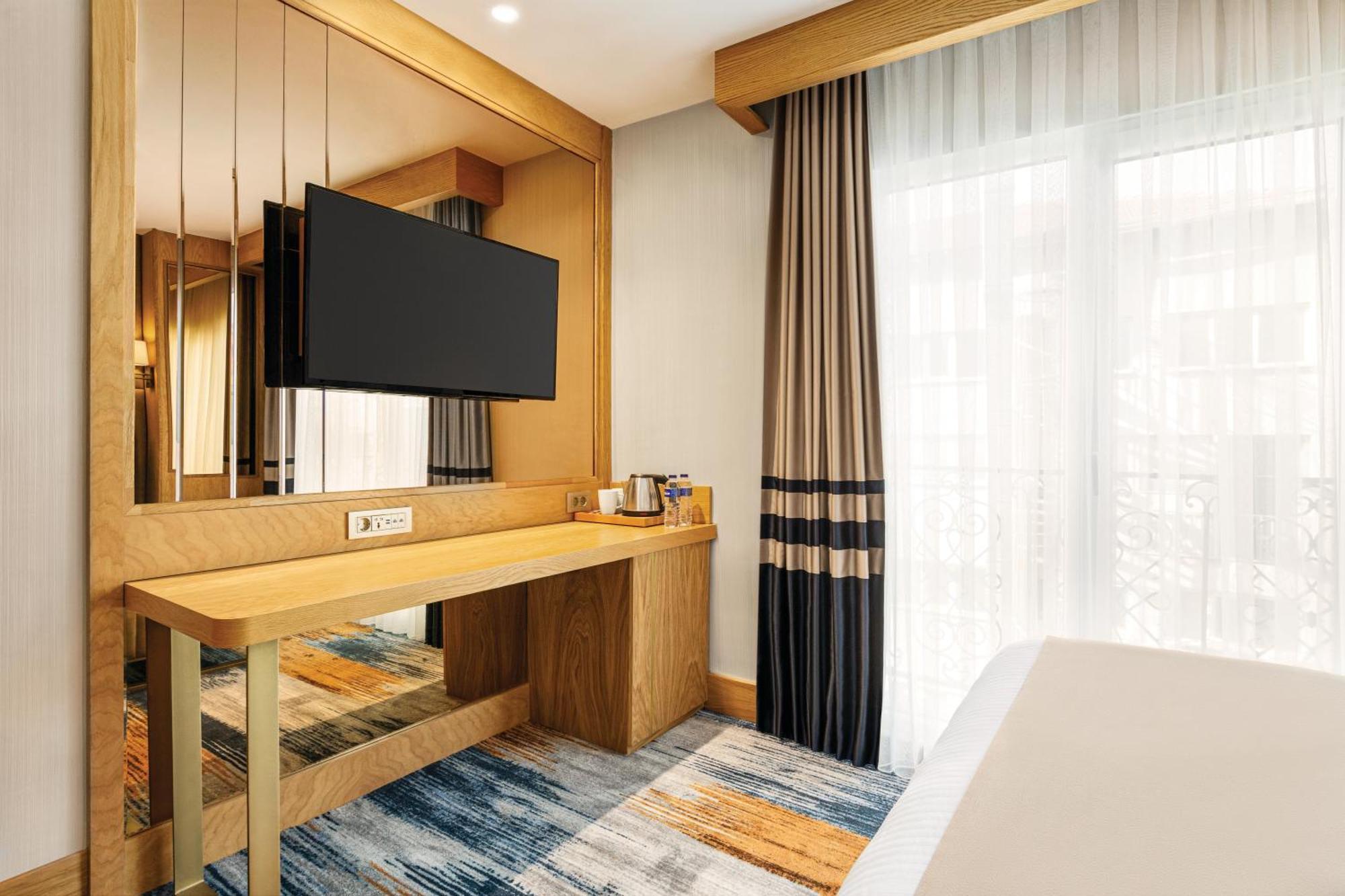 Days Inn By Wyndham Istanbul Bomonti Екстериор снимка