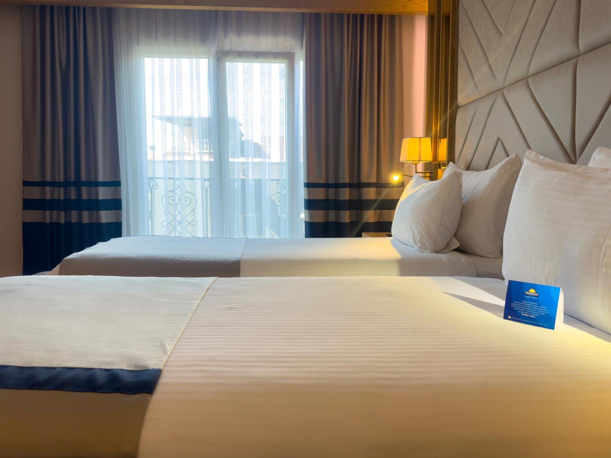 Days Inn By Wyndham Istanbul Bomonti Екстериор снимка
