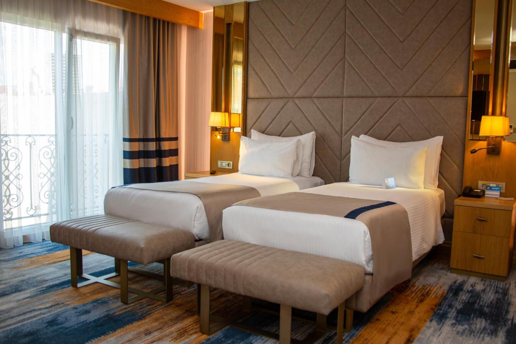 Days Inn By Wyndham Istanbul Bomonti Екстериор снимка