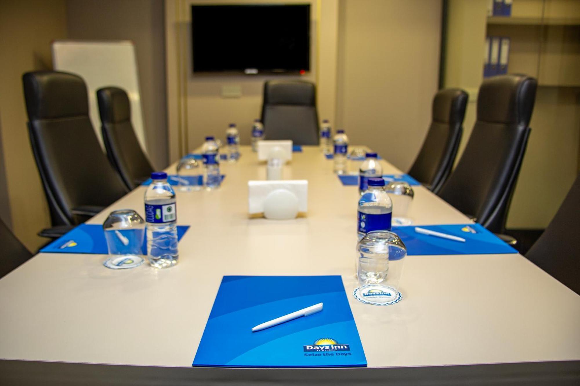 Days Inn By Wyndham Istanbul Bomonti Екстериор снимка
