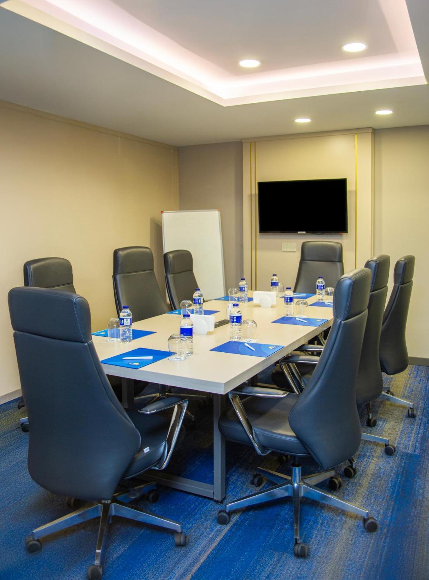 Days Inn By Wyndham Istanbul Bomonti Екстериор снимка